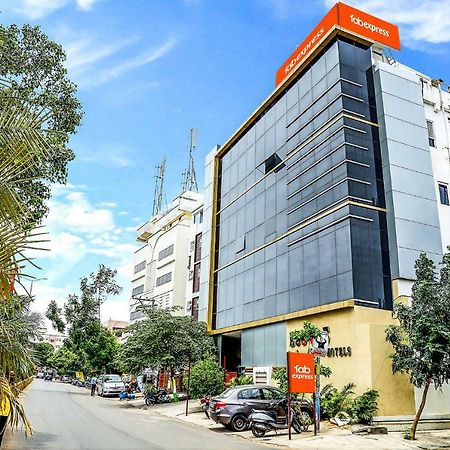 Hotel Fabexpress Essvee Mg Road Vijayawāda Esterno foto