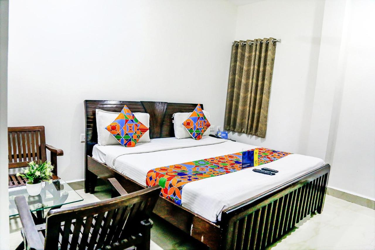 Hotel Fabexpress Essvee Mg Road Vijayawāda Esterno foto