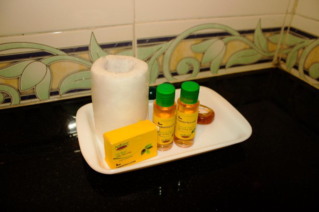Hotel Fabexpress Essvee Mg Road Vijayawāda Esterno foto