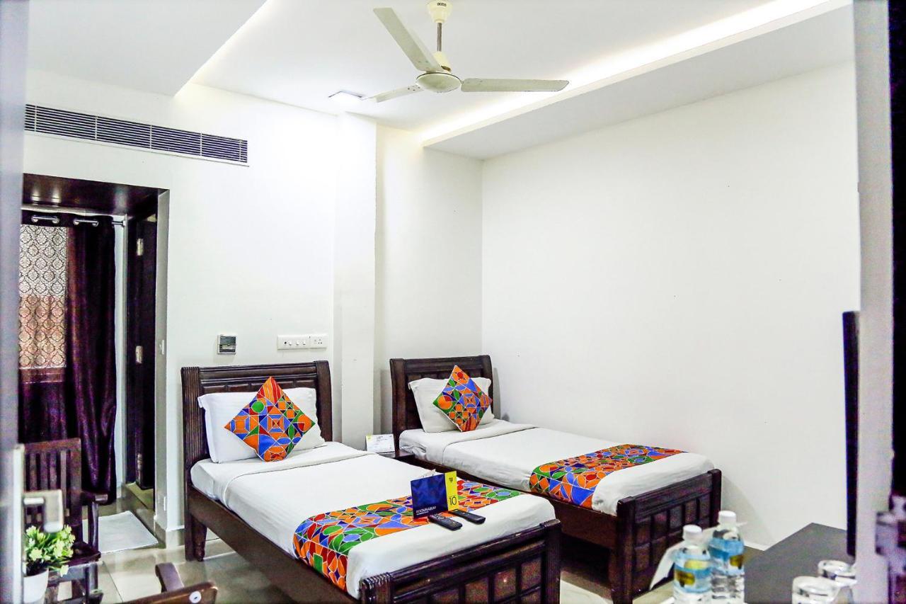 Hotel Fabexpress Essvee Mg Road Vijayawāda Esterno foto