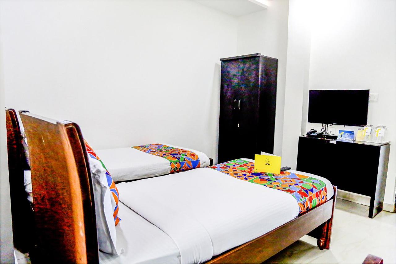 Hotel Fabexpress Essvee Mg Road Vijayawāda Esterno foto