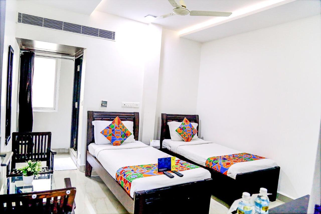 Hotel Fabexpress Essvee Mg Road Vijayawāda Esterno foto