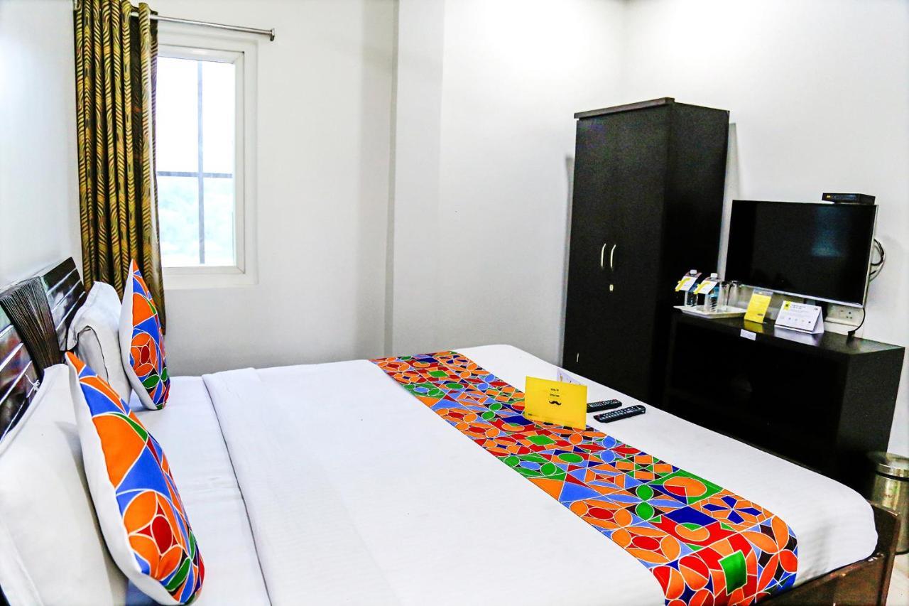 Hotel Fabexpress Essvee Mg Road Vijayawāda Esterno foto