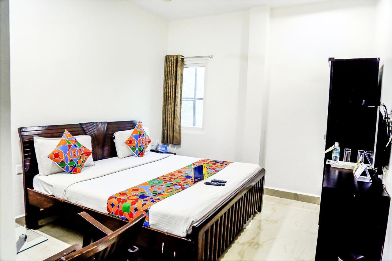 Hotel Fabexpress Essvee Mg Road Vijayawāda Esterno foto