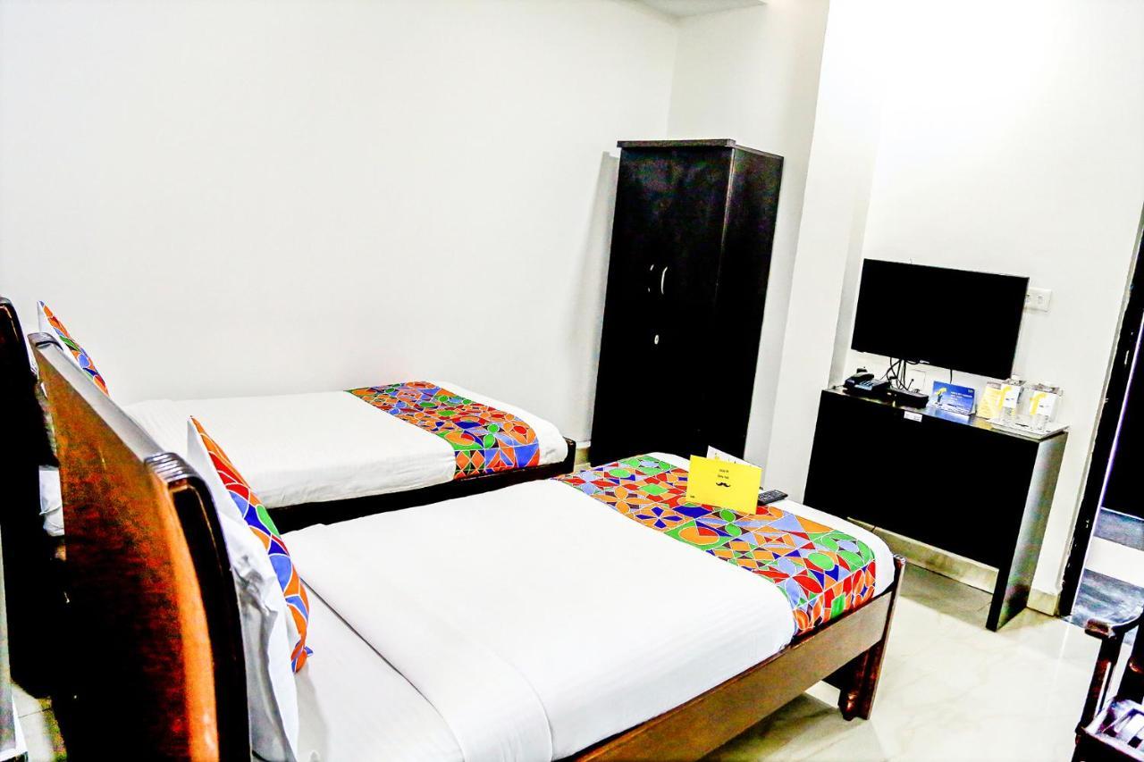 Hotel Fabexpress Essvee Mg Road Vijayawāda Esterno foto