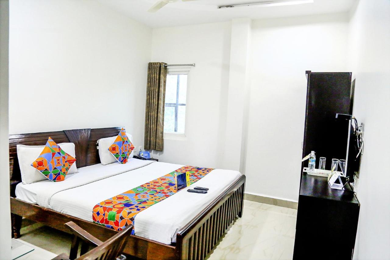 Hotel Fabexpress Essvee Mg Road Vijayawāda Esterno foto