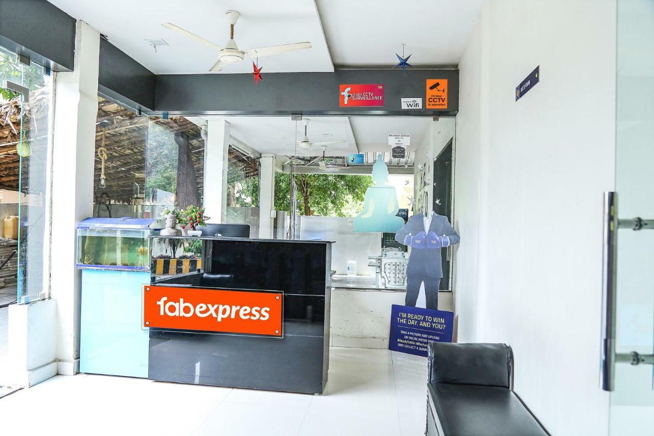 Hotel Fabexpress Essvee Mg Road Vijayawāda Esterno foto